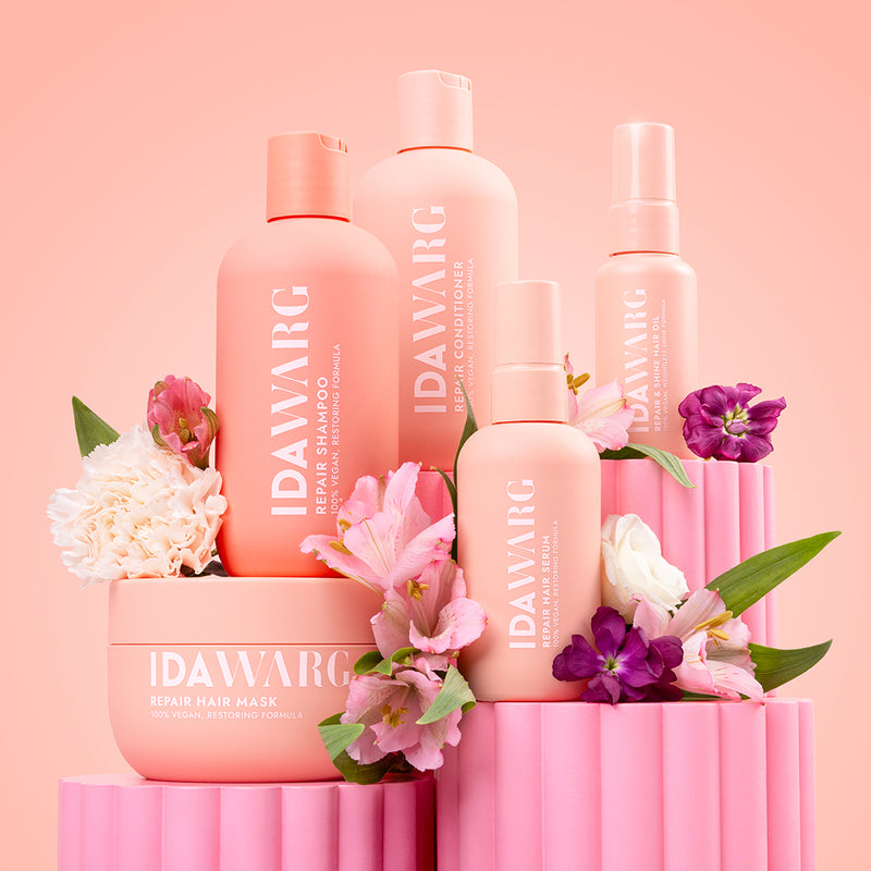 Masha Kozhnikova porno Qulning toplarini oyoq bilan oyoq osti qilish